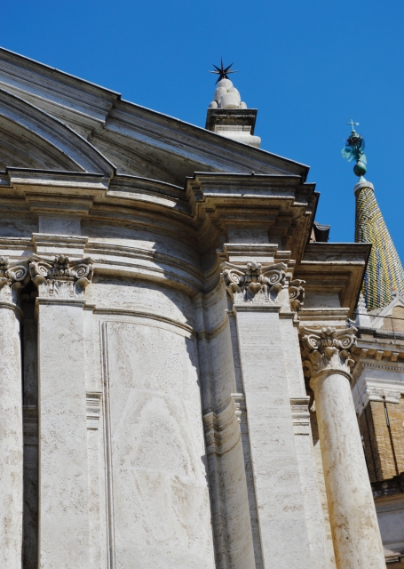 1. Ombra sulla facciata d'ingresso Chiostro del Bramante in Via Arco della Pace .jpg